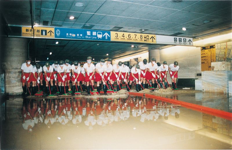 台北捷運回想起2001年9月17日，納莉颱風挾帶豪雨侵襲，造成台北捷運史上最嚴重災情。（圖／翻攝北捷粉專）