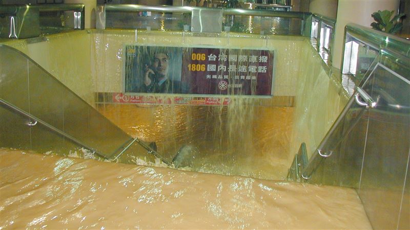 台北捷運回想起2001年9月17日，納莉颱風挾帶豪雨侵襲，造成台北捷運史上最嚴重災情。（圖／翻攝北捷粉專）