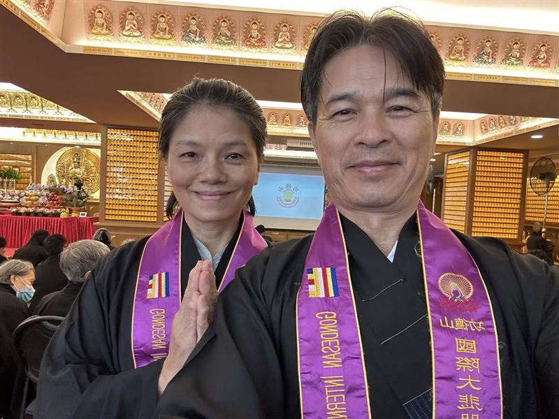 李興文（右）與太太陳姝卉。（翻攝自李興文News Lee夜總會〈 粉絲團 〉臉書）