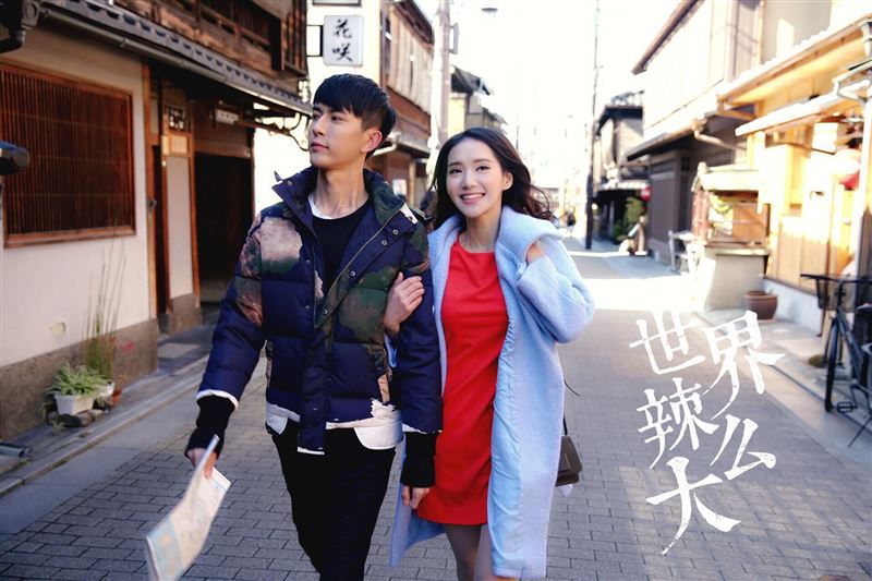 于朦朧（左）、徐千京日本街頭挽手逛街。（圖／翻攝自Threads）