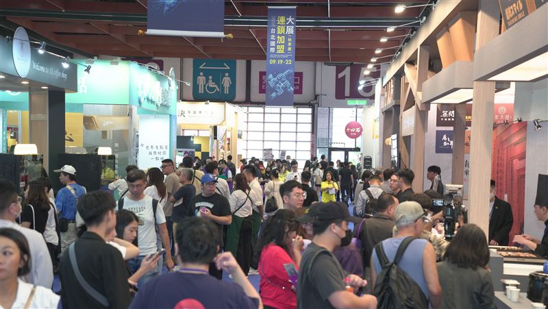 連鎖加盟促進協會副秘書長顧上鈞表示，今年加盟展規模與人潮均顯著成長，中南部因無薪假與關稅衝擊，民眾創業需求最為強烈。他強調，加盟體系成功率明顯高於自行創業，協會推動總部認證機制保障加盟主。從高資本火鍋店到低門檻攤車，甚至自動化機台，均展現加盟創業多元化與持續升溫的趨勢。（圖／記者師瑞德攝影）