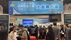 連鎖加盟促進協會副秘書長顧上鈞表示，今年加盟展規模與人潮均顯著成長，中南部因無薪假與關稅衝擊，民眾創業需求最為強烈。他強調，加盟體系成功率明顯高於自行創業，協會推動總部認證機制保障加盟主。從高資本火鍋店到低門檻攤車，甚至自動化機台，均展現加盟創業多元化與持續升溫的趨勢。（圖／記者師瑞德攝影）