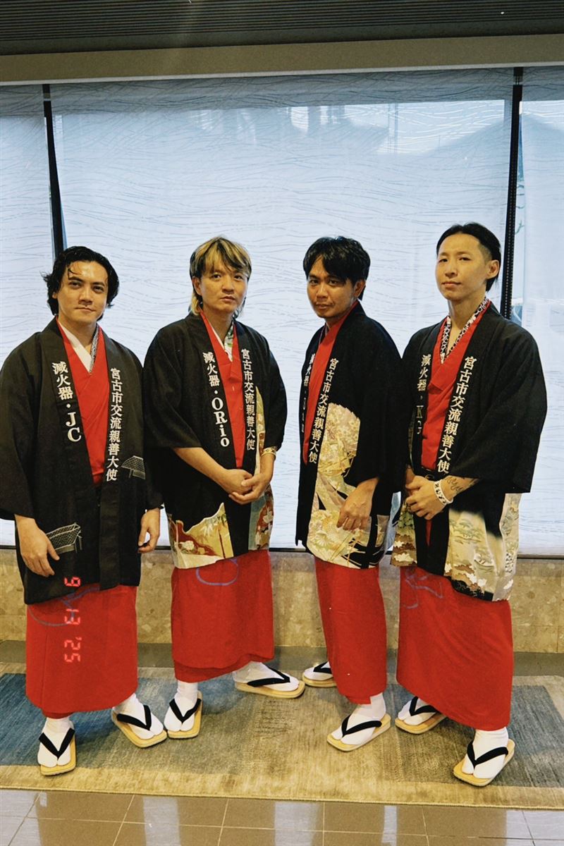 滅火器穿上東北宮古市贈送的特別和服與外套。（圖／火氣音樂提供）