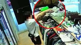 北市陳男進入二手名牌店，並持美工刀劃破5件外套及3雙運動鞋。（圖／翻攝畫面）