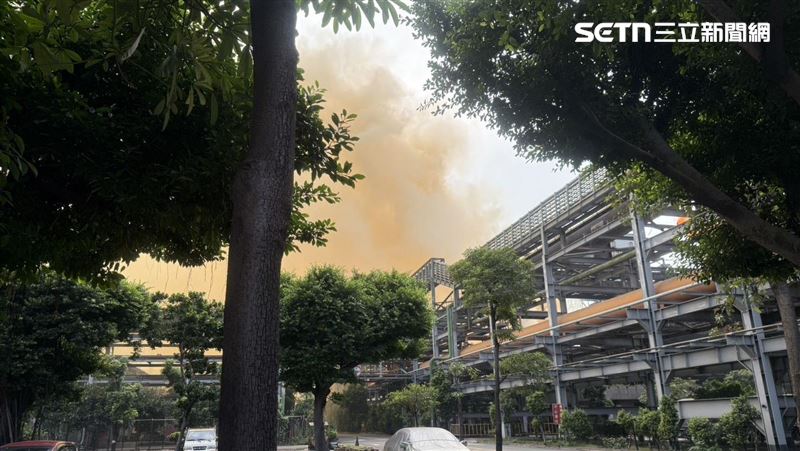 中鋼工廠今（21）日上午9時41分發生火警，橘煙遮住太陽，瞬間變成黃昏。（圖／翻攝畫面）