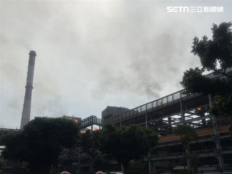 火勢沿著管線燃燒。（圖／翻攝畫面）