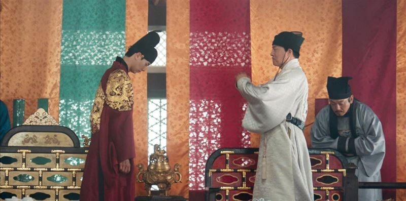 劇中朝鮮國王向明朝使節低頭行禮引發韓網反彈。（圖／翻攝自Netflix）