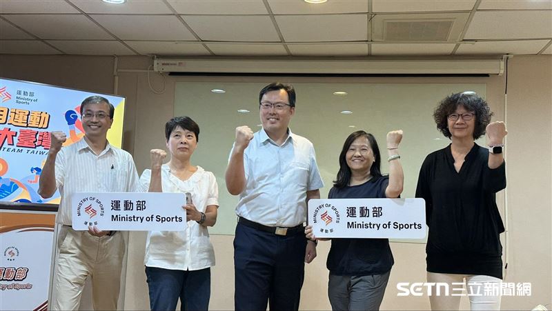 運動部政務次長鄭世忠（中）帶領4名司長亮相，包括產業及科技司長王詔民（左）、競技運動司長謝富秀（左2）、設施規劃司長蔡文娟（右2）、綜合規劃司長許馨文（右）。（圖／記者蔡厚瑄攝影）