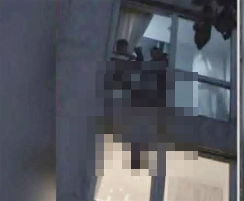 一支網友翻牆到Threads上傳的影片中，出現多名男子將1人倒掛在陽台外，影片中還傳出「我有恐高，放我回去」的驚恐聲音。（圖／Threads　lingling555888網友提供）