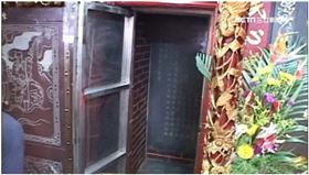 ▲基隆老大公廟的龕門。 (圖／三立新聞網)