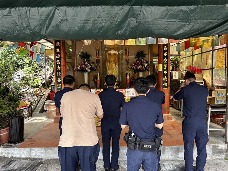 汐止分局在農曆7月最後一天，前往新台五路地藏王菩薩佛像所在之普渡法會現場，結合宗教活動進行交通安全宣導。（圖／翻攝畫面）
