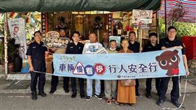 汐止分局在農曆7月最後一天，前往新台五路地藏王菩薩佛像所在之普渡法會現場，結合宗教活動進行交通安全宣導。（圖／翻攝畫面）