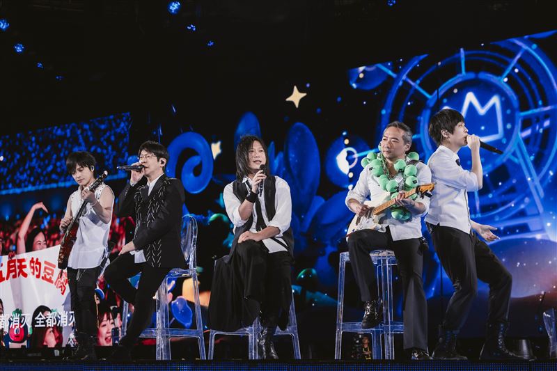 石頭（右2）將歌迷帶來的「因為你所以五表情包包球吊飾」掛身上。（圖／相信音樂提供）