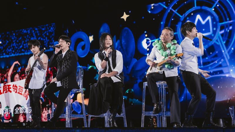 五月天玩很大！阿信「要吃誰豆腐」秒選他