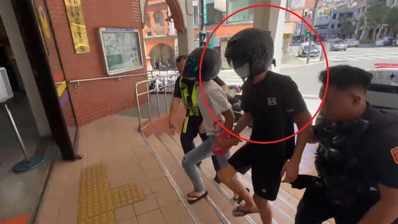 倖存的15歲謝姓少年本身中輟，又涉及傷害案遭警方協尋，昨天（22日）被帶回，並由少年法庭裁定收容。（圖／翻攝畫面）