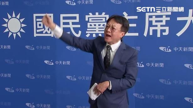 卓伯源20日未受邀黨主席辯論，想要硬闖還被阻攔，讓他爆氣喊，這不是獨裁什麼是獨裁？（圖／翻攝畫面）