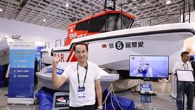 愛爾麗集團總裁常如山與「愛爾麗5號」救生船。（圖／《愛爾麗》提供） 