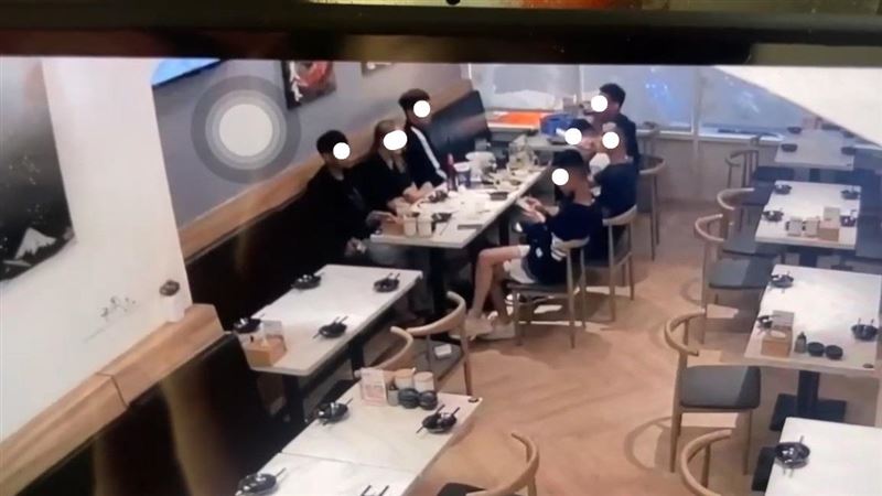 車禍前幾名少年正在居酒屋用餐。（圖／翻攝畫面）