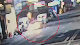 新竹,車禍,15歲少年,通緝,監視器,居酒屋,建築工地。（圖／翻攝畫面）