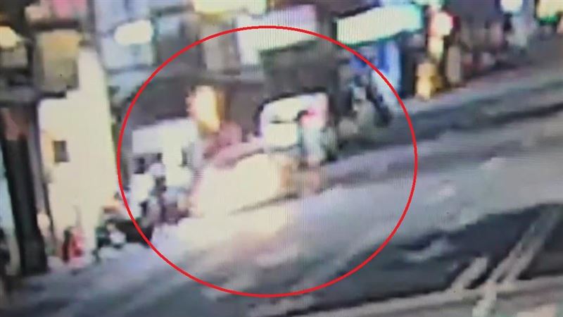 監視器拍到幾名少年上車畫面。（圖／翻攝畫面）