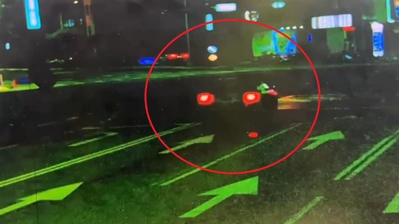 路口監視器拍下車禍瞬間，自小客車過彎加速失控衝進工地。（圖／翻攝畫面）