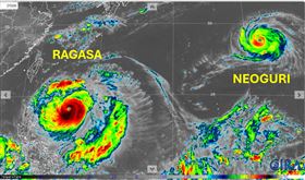 吳聖宇則說，樺加沙颱風上午11點增強為強烈颱風，加上昨晚先升格強颱的浣熊颱風，整整相隔10年之後，西北太平洋上再度出現雙強颱並立的情況。（圖／翻攝自吳聖宇臉書）