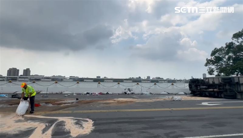 初步研判為自小貨車過彎失控駛入對向車道導致肇事。（圖／翻攝畫面）