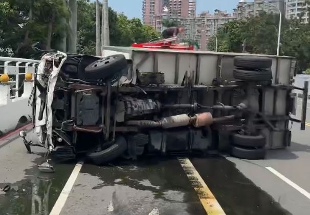 肇事車輛為「農夫快遞」貨車，該公司的google評論從去年就有民眾頻頻反應司機危險駕駛。（圖／翻攝畫面）