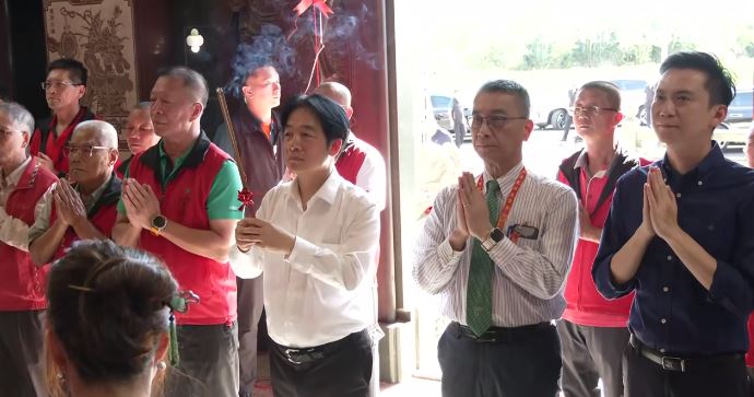 賴清德虔誠參拜。（圖／翻攝畫面）