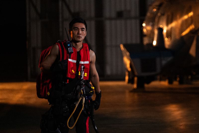 是元介為《逆風行動 Seagull 7026》訓練體魄有成露出精實手臂。（圖／肯特動畫提供）