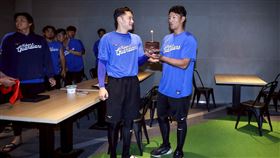 富邦悍將隊友幫林哲瑄慶生。（圖／富邦悍將提供） 