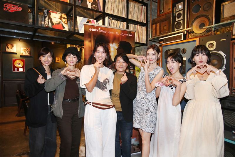 《女孩不平凡》組「女神聯盟」釜山映後派對 陳孟琪(左起)、鄧濤、余香凝 、導演徐欣羨、劉漪琳、許恩怡、廖子妤。（圖／綺影發行提供）