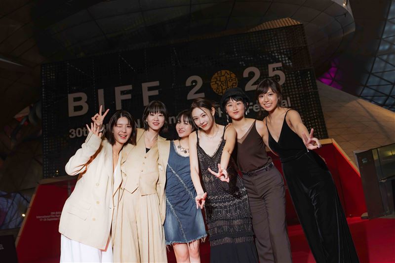 《女孩不平凡》主演「女神聯盟」釜山開心合體 余香凝 (左起)、廖子妤、許恩怡、劉漪琳、鄧濤、陳孟琪。（圖／綺影發行提供）