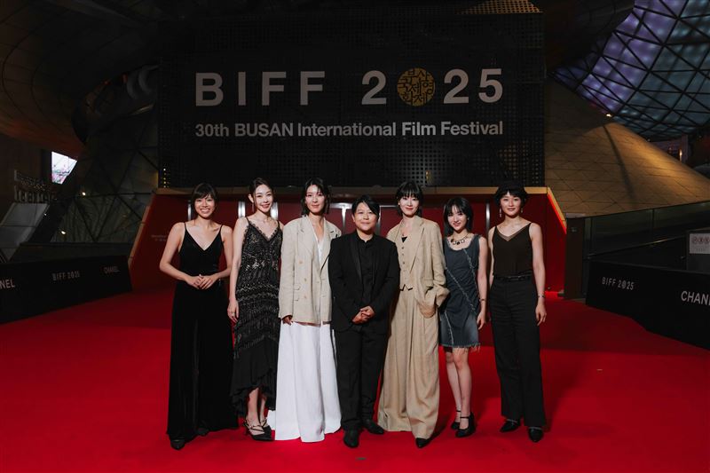 《女孩不平凡》主創陳孟琪(左起)、劉漪琳、余香凝、導演徐欣羨、廖子妤、許恩怡、鄧濤 釜山影展紅毯亮相。（圖／綺影發行提供）