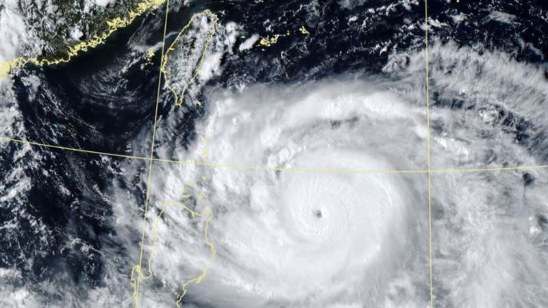 樺加沙颱風逐漸靠近台灣，屏東縣政府將於晚間8點多宣布22日是否停班停課。（圖／氣象署）