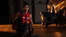 是元介為《逆風行動 Seagull 7026》訓練體魄有成露出精實手臂。（圖／肯特動畫提供）