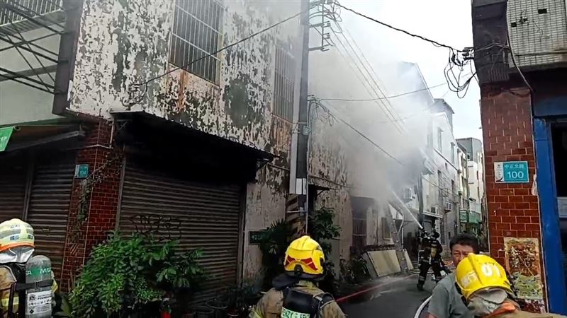 台南永康區一處民宅稍早發生火警，消防員立刻佈水線灌救並協助女屋主逃生。（圖／翻攝畫面）