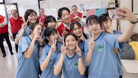 總統賴清德前往宜蘭蘭陽女中視導「國家防災日」相關演練，與現場學生合照。（圖／總統府提供） 