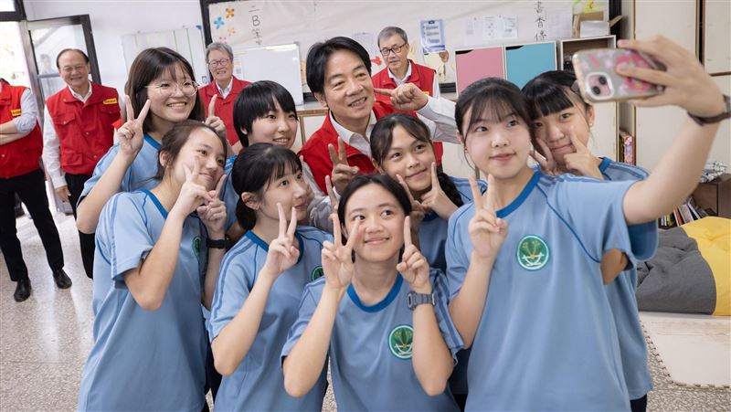 總統賴清德前往宜蘭蘭陽女中視導「國家防災日」相關演練，與現場學生合照。（圖／總統府提供）