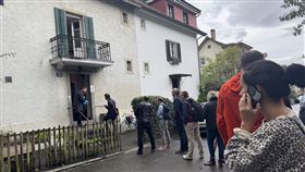 瑞士租屋市場熱　租客排隊看屋根據2025年瑞士建築師聯合會 （SBV）的數據，全國平均空屋率約1%，城市地區的空率更低。一旦在城市地區有租屋物件釋出，看屋的民眾時常大排長龍。中央社記者郭芳君蘇黎世攝 114年9月20日