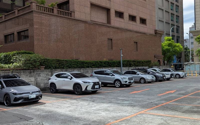 養房又養車，全台房車雙貸族人數突破9.5萬人，平均背債金額高達756.6萬元，雙雙刷新歷史紀錄。（圖／台灣房屋提供）