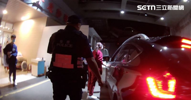當時苗栗警察分局銅鑼分駐所警員張荃、王繪淨正執行巡邏勤務，行經台72線客屬大橋路段遇上民眾求救，立刻幫民眾開道縮短到院的時間。（圖／翻攝畫面）