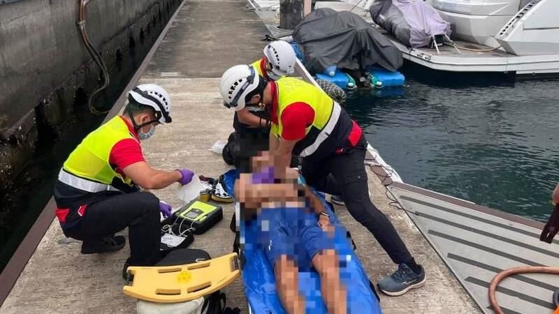 33歲李姓男子被救上岸時已失去生命跡象，送醫搶救後仍不治。（圖／翻攝畫面）