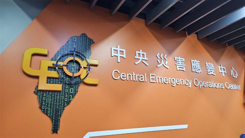 颱風樺加沙襲台　中央應變中心示警颱風樺加沙逼近台灣，中央災害應變中心21日表示，預計傍晚發布陸上警報，將同步發布馬太鞍溪堰塞湖紅色警戒，另包括宜蘭縣、花蓮縣、台東縣、台南市、高雄市、屏東縣等6縣市的沿海、河口低窪與易淹水區，須注意強降雨造成的積淹水。中央社記者黃麗芸攝　114年9月21日