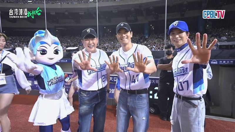 SUPER JUNIOR小分隊L.S.S.的利特、神童、始源開球。（圖／翻攝自CPBLTV）