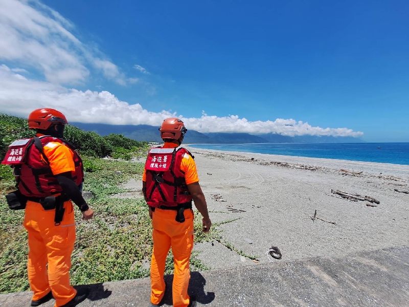 颱風樺加沙增為強颱，為避免民眾颱風期間前往海岸觀浪發生危險事件，海巡署東部分署透過機動巡查與即時勸導方式維護安全。（圖／中央社）