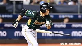 中職36年例行賽，台鋼雄鷹左外野手王柏融敲出安打送回張肇元先馳得點。（圖／記者劉彥池攝影）