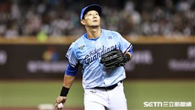 中職36年例行賽，富邦悍將中外野手林哲瑄送球給球迷。（圖／記者劉彥池攝影）