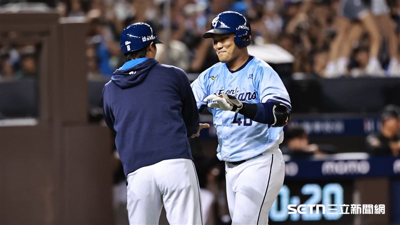 中職36年例行賽，富邦悍將指定打擊范國宸炸裂陽春砲。（圖／記者劉彥池攝影）