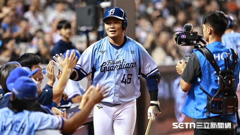 富邦悍將范國宸2局下炸裂陽春砲。（圖／記者劉彥池攝影）